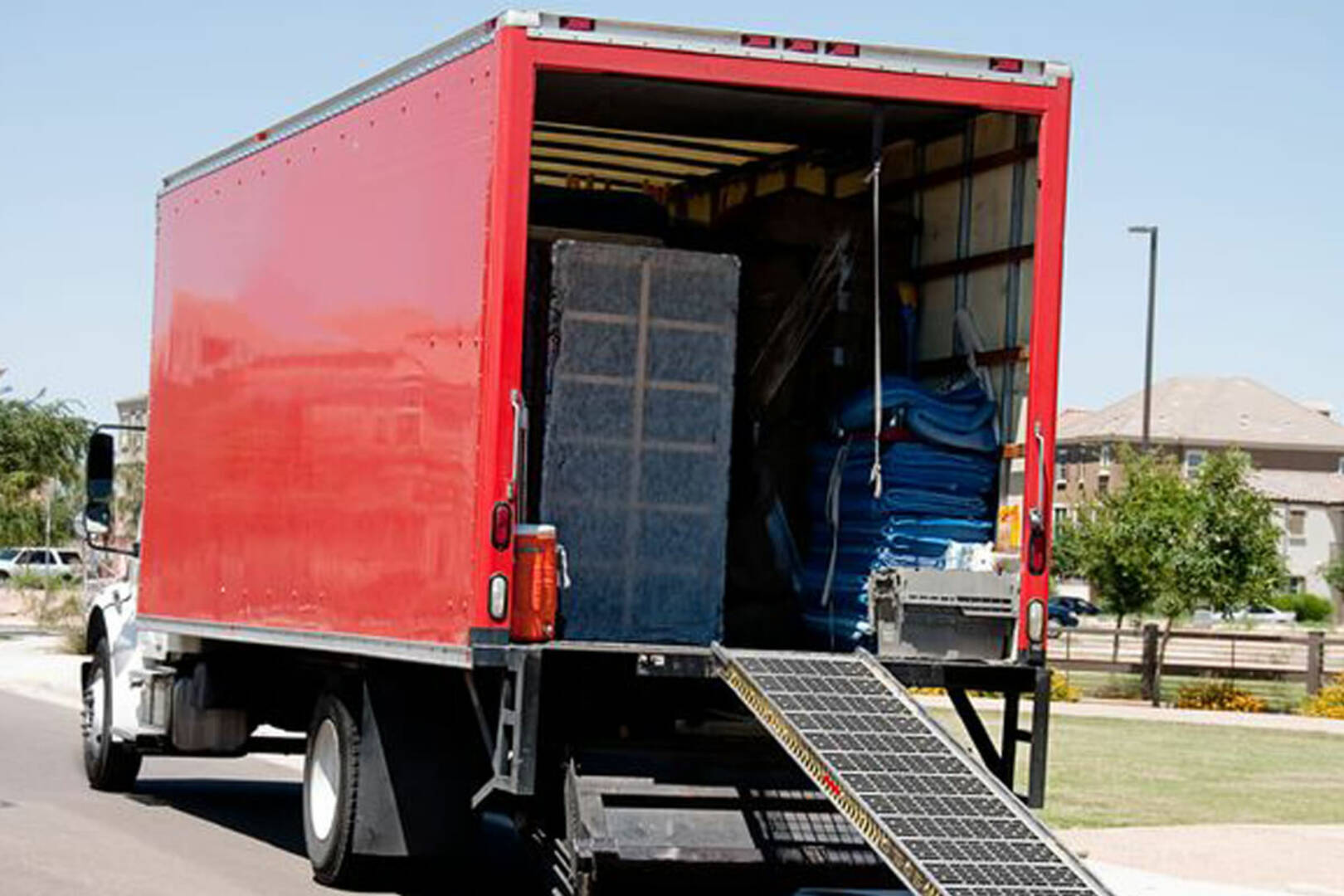 Hunt Removals logo