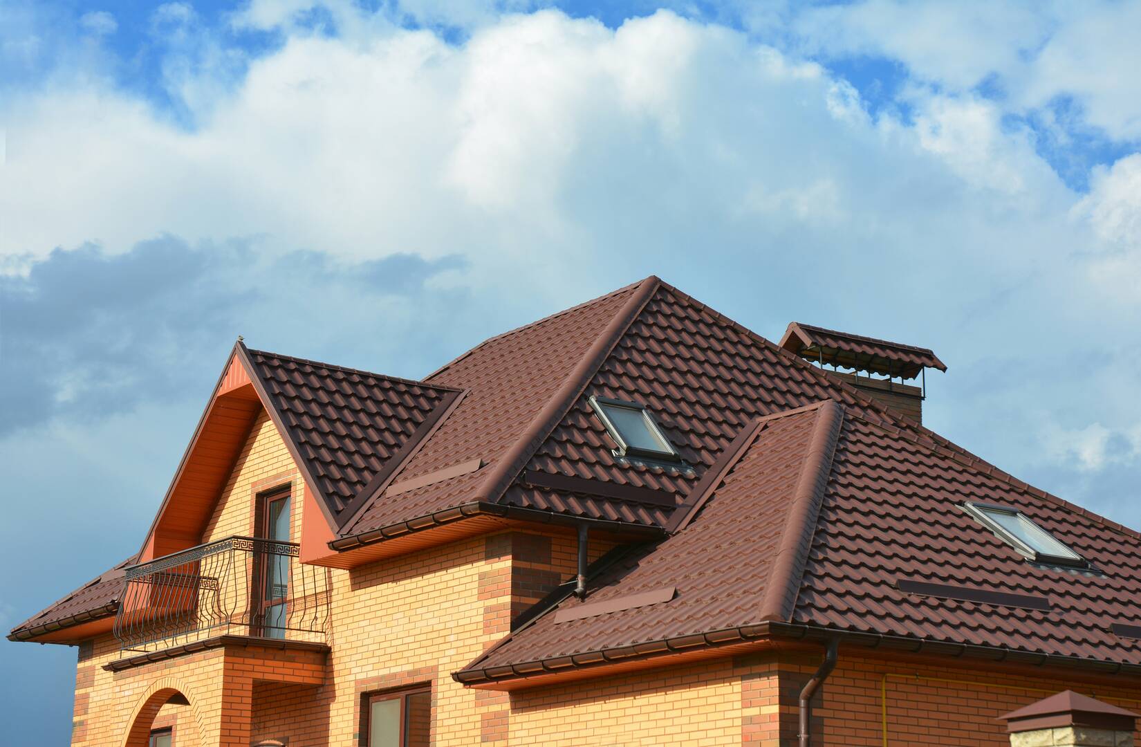Rayne Roofing logo