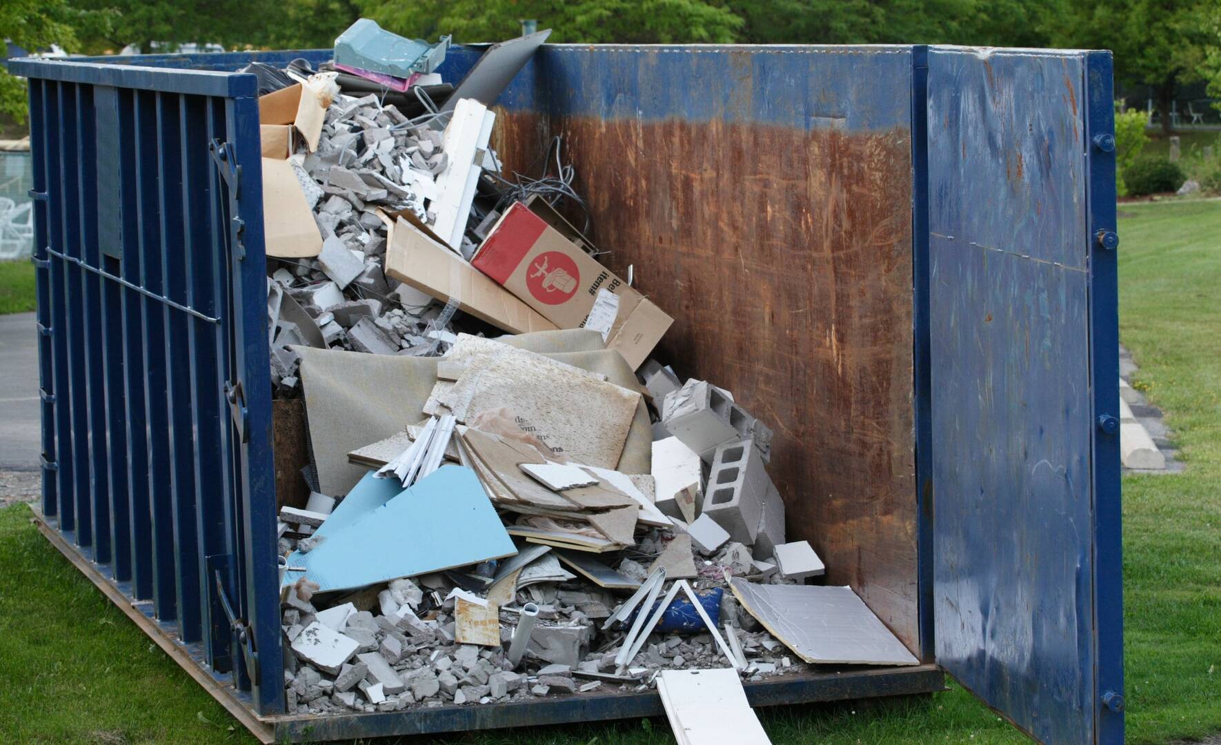 L & R Dumpsters logo